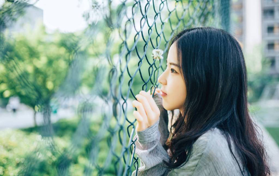“我已命人将你妻子接走，秋毫无犯。”法正淡然道。